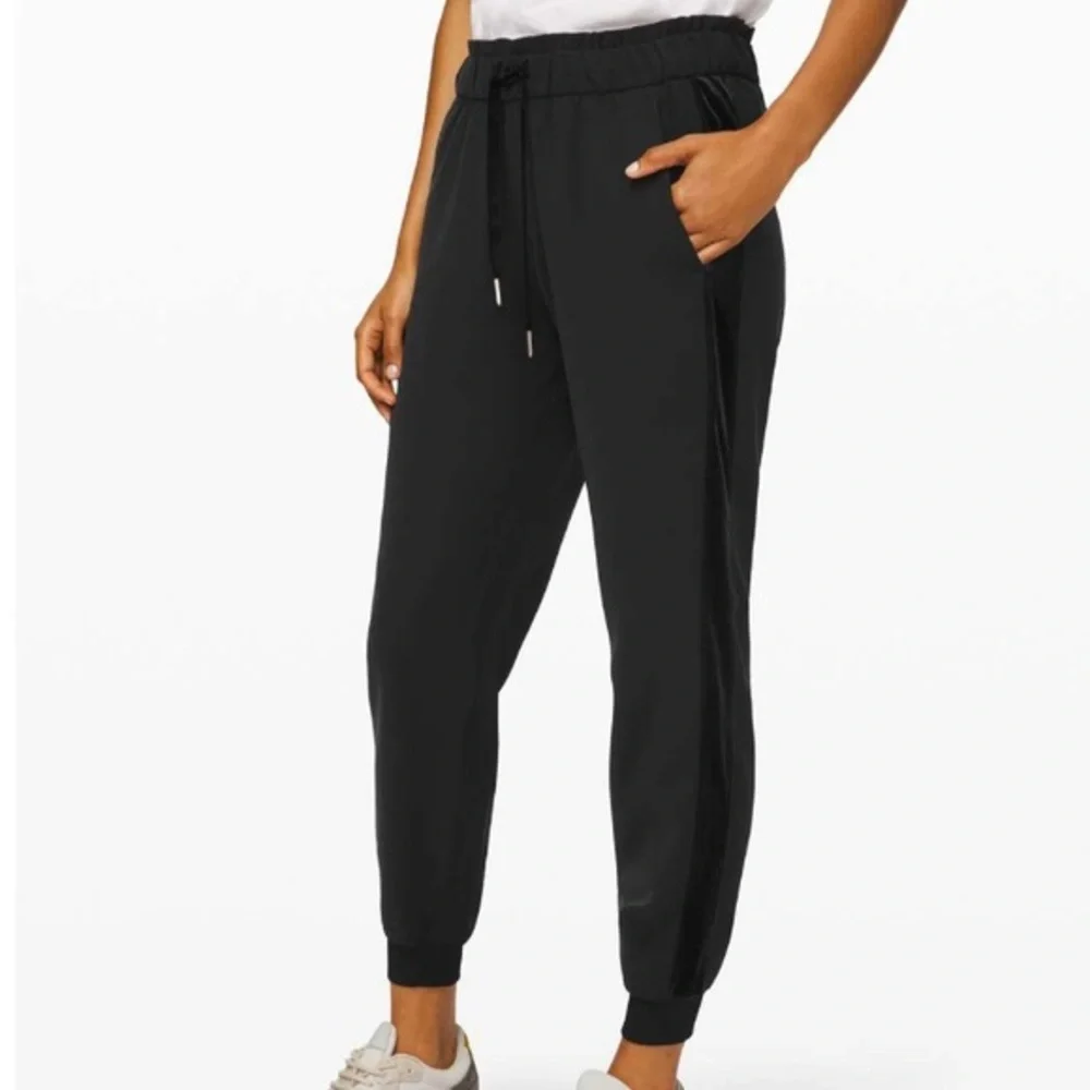 Lululemon On the Fly Joggers with Velvet‎ Trim Black